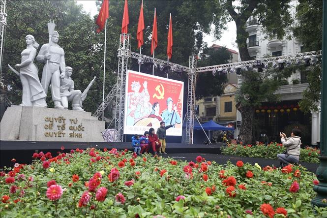 Trong ảnh: Cờ, hoa được trang trí rực rỡ chào mừng kỷ niệm 90 năm Ngày thành lập Đảng Cộng sản Việt Nam. Ảnh: Minh Quyết - TTXVN