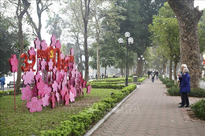 Trong ảnh: Cờ, hoa được trang trí rực rỡ chào mừng kỷ niệm 90 năm Ngày thành lập Đảng Cộng sản Việt Nam. Ảnh: Minh Quyết - TTXVN