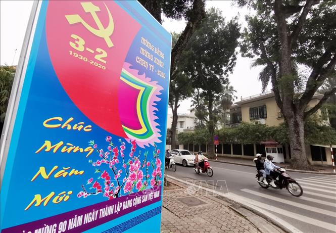Trong ảnh: Pano, khẩu hiệu được trang trí trên các tuyến phố chào mừng kỷ niệm 90 năm Ngày thành lập Đảng Cộng sản Việt Nam. Ảnh: Thành Đạt - TTXVN