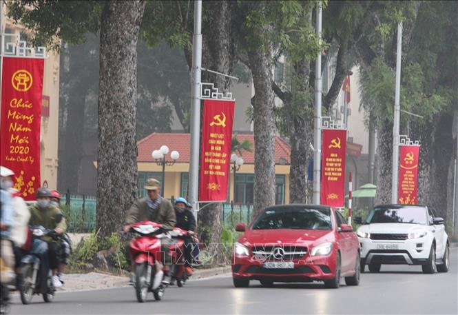 Trong ảnh: Pano, khẩu hiệu được trang trí trên các tuyến phố chào mừng kỷ niệm 90 năm Ngày thành lập Đảng Cộng sản Việt Nam. Ảnh: Thành Đạt - TTXVN