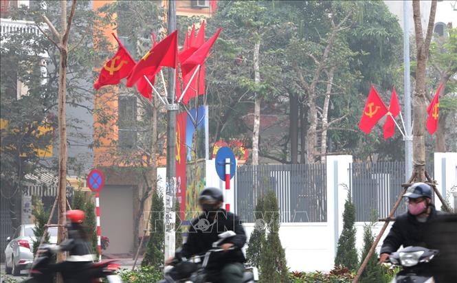 Trong ảnh: Trang trí cờ hoa trên các tuyến phố chào mừng kỷ niệm 90 năm Ngày thành lập Đảng Cộng sản Việt Nam. Ảnh: Thành Đạt - TTXVN
