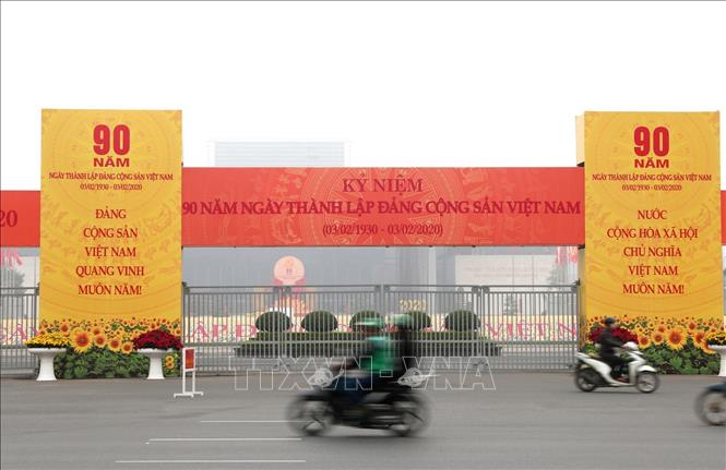 Trong ảnh: Cờ hoa, khẩu hiệu được trang trí tại Trung tâm Hội nghị Quốc gia chào mừng kỷ niệm 90 năm Ngày thành lập Đảng Cộng sản Việt Nam. Ảnh: Thành Đạt - TTXVN