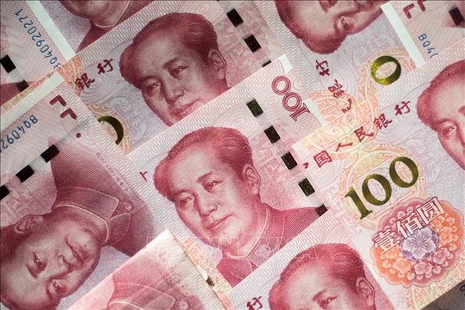 Trong ảnh: Đồng 100 Nhân dân tệ của Trung Quốc. Ảnh: AFP/TTXVN