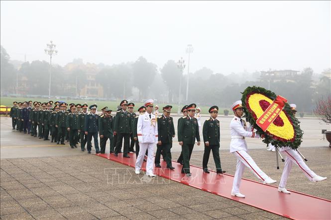 Trong ảnh: Đoàn đại biểu Quân ủy Trung ương, Bộ Quốc phòng đặt vòng hoa và vào Lăng viếng Chủ tịch Hồ Chí Minh. Ảnh: Văn Điệp - TTXVN