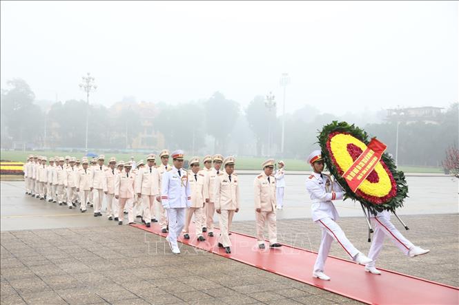 Trong ảnh: Đoàn đại biểu Đảng ủy Công an Trung ương, Bộ Công an đặt vòng hoa và vào Lăng viếng Chủ tịch Hồ Chí Minh. Ảnh: Văn Điệp - TTXVN