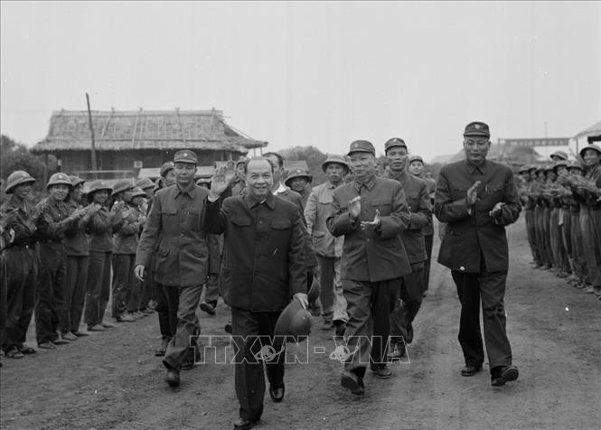 5. Tổng Bí thư Trường Chinh. Tại Hội nghị Trung ương lần thứ tám, tháng 5/1941, đồng chí Trường Chinh được cử làm Tổng Bí thư của Đảng. Tháng 2/1951, tại Đại hội đại biểu toàn quốc lần thứ II của Đảng, đồng chí Trường Chinh được bầu làm Tổng Bí thư Ban chấp hành trung ương Đảng Lao động Việt Nam. Ngày 17/7/1986, Ban chấp hành trung ương Đảng họp phiên đặc biệt, đồng chí Trường Chinh được bầu giữ chức vụ Tổng Bí thư thay đồng chí Lê Duẩn từ trần. Trong ảnh: Tổng Bí thư Trường Chinh chúc Tết bộ đội Trường Sơn, Xuân Giáp Dần 1974. Ảnh: Lâm Hồng - TTXVN