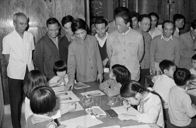 6.Tổng Bí thư Lê Duẩn. Tháng 12/1976, tại Đại hội đại biểu toàn quốc lần thứ IV của Đảng, đồng chí Lê Duẩn được bầu làm Tổng Bí thư. Tháng 3/1982, tại Đại hội đại biểu toàn quốc lần thứ V của Đảng, đồng chí Lê Duẩn tiếp tục được bầu làm Tổng Bí thư. Trong ảnh: Tổng Bí thư Lê Duẩn thăm lớp học vẽ của Nhà Văn hóa Thiếu nhi Hà Nội (13/4/1977). Ảnh: Văn Bảo - TTXVN