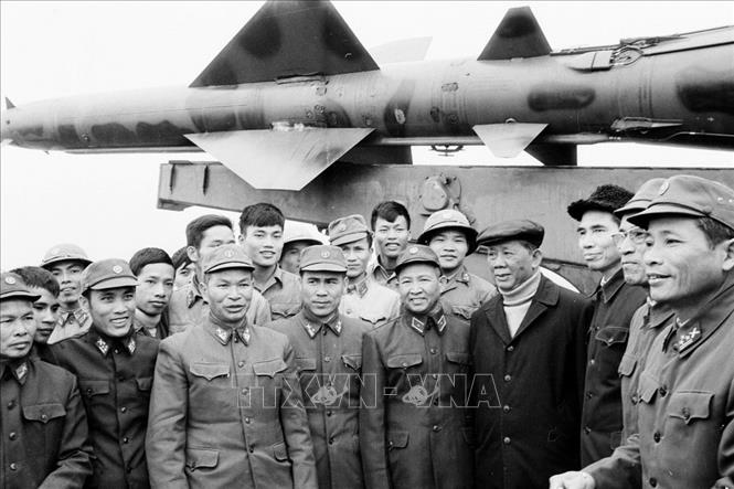 6.Tổng Bí thư Lê Duẩn. Tháng 12/1976, tại Đại hội đại biểu toàn quốc lần thứ IV của Đảng, đồng chí Lê Duẩn được bầu làm Tổng Bí thư. Tháng 3/1982, tại Đại hội đại biểu toàn quốc lần thứ V của Đảng, đồng chí Lê Duẩn tiếp tục được bầu làm Tổng Bí thư. Trong ảnh: Tổng Bí thư Lê Duẩn thăm cán bộ, chiến sỹ Tiểu đoàn tên lửa 77 (Trung đoàn 257, Sư đoàn 361, Quân chủng Phòng không-Không quân), tháng 1/1980. Ảnh: Văn Bảo - TTXVN