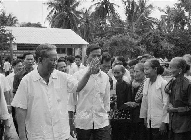 6.Tổng Bí thư Lê Duẩn. Tháng 12/1976, tại Đại hội đại biểu toàn quốc lần thứ IV của Đảng, đồng chí Lê Duẩn được bầu làm Tổng Bí thư. Tháng 3/1982, tại Đại hội đại biểu toàn quốc lần thứ V của Đảng, đồng chí Lê Duẩn tiếp tục được bầu làm Tổng Bí thư. Trong ảnh: Tổng Bí thư Lê Duẩn thăm cán bộ, nhân dân xã Nhơn Hưng - xã Anh hùng của huyện Tịnh Biên (tỉnh An Giang) có nhiều thành tích trong chiến đấu chống Khmer Đỏ của chế độ diệt chủng Pol Pot (Campuchia), bảo vệ biên giới Tây Nam. Ảnh: Văn Bảo - TTXVN