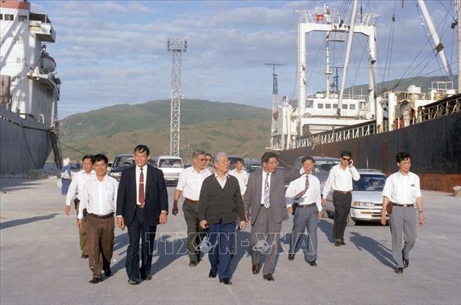 8. Tổng Bí thư Đỗ Mười. Tháng 6/1991, tại Đại hội đại biểu toàn quốc lần thứ VII, đồng chí Đỗ Mười được bầu giữ chức Tổng Bí thư. Tháng 6/1996, tại Đại hội đại biểu toàn quốc lần VIII, đồng chí tiếp tục giữ chức vụ Tổng Bí thư. Trong ảnh: Tổng Bí thư Đỗ Mười thăm cảng Quy Nhơn (Bình Định) ngày 7/2/1996. Ảnh: Xuân Lâm - TTXVN