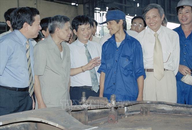 9. Tổng Bí thư Lê Khả Phiêu. Ngày 26/12/1997, tại Hội nghị lần thứ tư Ban Chấp hành trung ương Đảng khoá VIII, đồng chí Lê Khả Phiêu được bầu làm Tổng Bí thư. Trong ảnh: Tổng Bí thư Lê Khả Phiêu thăm hỏi công nhân phân xưởng đóng mới nhà máy xe lửa Gia Lâm, ngày 27/8/2000. Ảnh: Anh Tôn - TTXVN