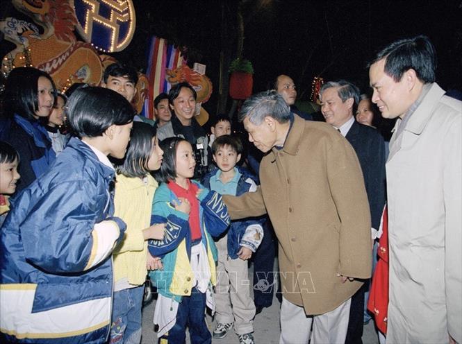9. Tổng Bí thư Lê Khả Phiêu. Ngày 26/12/1997, tại Hội nghị lần thứ tư Ban Chấp hành trung ương Đảng khoá VIII, đồng chí Lê Khả Phiêu được bầu làm Tổng Bí thư. Trong ảnh: Tổng Bí thư Lê Khả Phiêu chúc Tết nhân dân Thủ đô Hà Nội tối 4/2/2000 (tối 29 tết) Ảnh: Nguyễn Khang-TTXVN