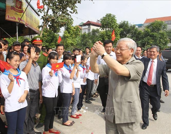 11. Đồng chí Nguyễn Phú Trọng, Tổng Bí thư BCH TƯ Đảng Cộng sản Việt Nam khóa XI, khóa XII. Trong ảnh: Tổng Bí thư Nguyễn Phú Trọng đến dự Ngày hội Đại đoàn kết toàn dân tộc với nhân dân khu dân cư Trai Trang, thị trấn Yên Mỹ, huyện Yên Mỹ, tỉnh Hưng Yên, chiều 10/11/2013. Ảnh: Trí Dũng – TTXVN