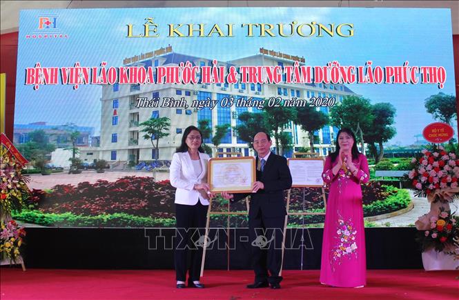 Trong ảnh: Thừa ủy quyền, Phó Chủ tịch UBND tỉnh Thái Bình Nguyễn Thị Lĩnh (trái) trao giấy phép hoạt động cho Bệnh viện Lão khoa Phước Hải. Ảnh: TTXVN phát