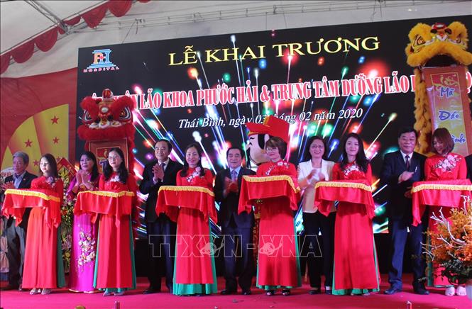 Trong ảnh: Nghi thức cắt băng khánh thành Bệnh viện Lão khoa Phước Hải và Trung tâm dưỡng lão Phúc Thọ. Ảnh: TTXVN phát