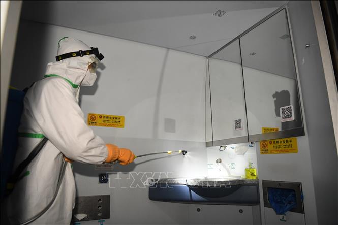 Trong ảnh: Lực lượng chức năng tiến hành khử trùng các thiết bị trên một tàu cao tốc ở thành phố Trùng Khánh, miền Tây Nam Trung Quốc ngày 2/2/2020. Ảnh: THX/TTXVN