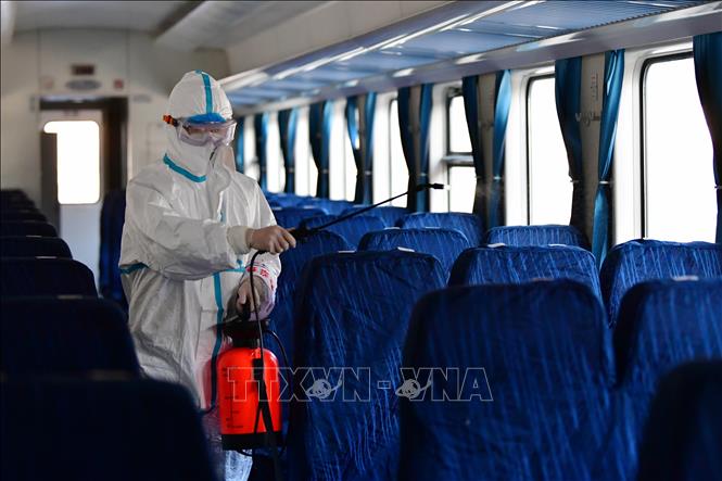 Trong ảnh: Lực lượng chức năng tiến hành khử trùng các thiết bị trên một đoàn tàu ở nhà ga đường sắt tại Lan Châu, tỉnh Cam Túc, Trung Quốc ngày 3/2/2020. Ảnh: THX/TTXVN