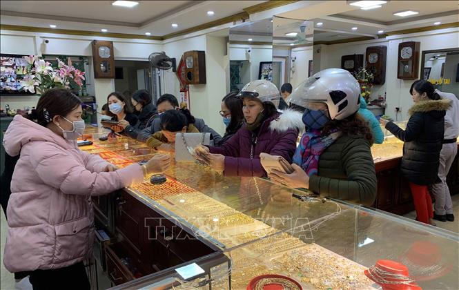 Trong ảnh: Người dân mua vàng lấy may ngày Thần Tài tại cửa hàng vàng, bạc Ngọc Chiến (thành phố Hưng Yên). Ảnh: Phạm Kiên - TTXVN