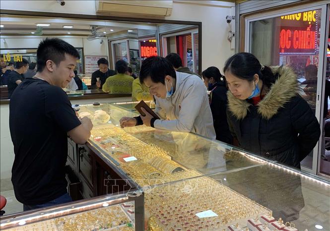 Trong ảnh: Người dân mua vàng lấy may ngày Thần Tài tại cửa hàng vàng, bạc Ngọc Chiến (thành phố Hưng Yên). Ảnh: Phạm Kiên - TTXVN