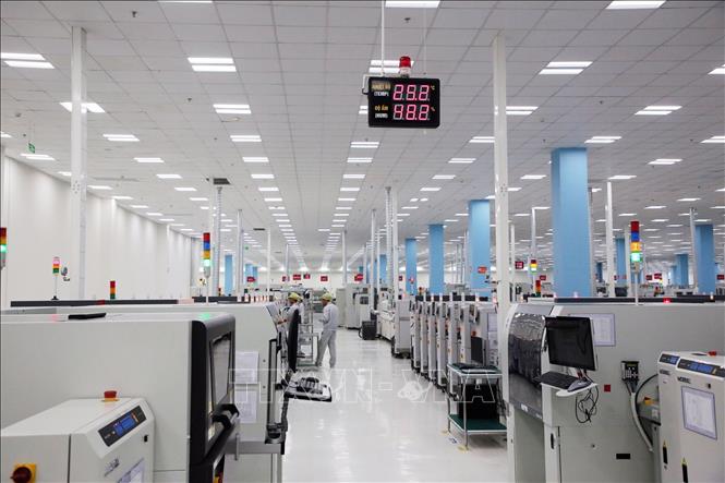 Trong ảnh: Sản xuất điện thoại thông minh tại Nhà máy của VinSmart giai đoạn 1 tại Khu công nghệ cao (CNC) Hòa Lạc (Hà Nội). Ảnh: Anh Tuấn - TTXVN