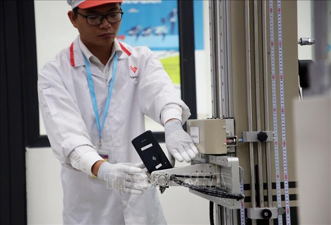 Trong ảnh: Sản xuất điện thoại thông minh tại Nhà máy của VinSmart giai đoạn 1 tại Khu công nghệ cao (CNC) Hòa Lạc (Hà Nội). Ảnh: Anh Tuấn - TTXVN