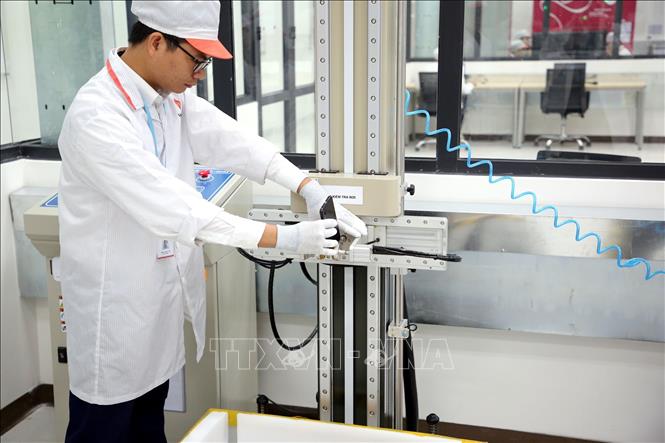 Trong ảnh: Sản xuất điện thoại thông minh tại Nhà máy của VinSmart giai đoạn 1 tại Khu công nghệ cao (CNC) Hòa Lạc (Hà Nội). Ảnh: Anh Tuấn - TTXVN