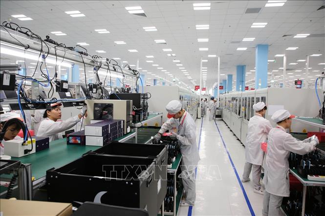 Trong ảnh: Sản xuất điện thoại thông minh tại Nhà máy của VinSmart giai đoạn 1 tại Khu công nghệ cao (CNC) Hòa Lạc (Hà Nội). Ảnh: Anh Tuấn - TTXVN