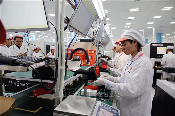 Trong ảnh: Sản xuất điện thoại thông minh tại Nhà máy của VinSmart giai đoạn 1 tại Khu công nghệ cao (CNC) Hòa Lạc (Hà Nội). Ảnh: Anh Tuấn - TTXVN