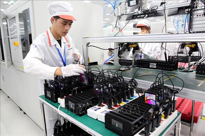 Trong ảnh: Sản xuất điện thoại thông minh tại Nhà máy của VinSmart giai đoạn 1 tại Khu công nghệ cao (CNC) Hòa Lạc (Hà Nội). Ảnh: Anh Tuấn - TTXVN