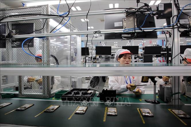 Trong ảnh: Sản xuất điện thoại thông minh tại Nhà máy của VinSmart giai đoạn 1 tại Khu công nghệ cao (CNC) Hòa Lạc (Hà Nội). Ảnh: Anh Tuấn - TTXVN
