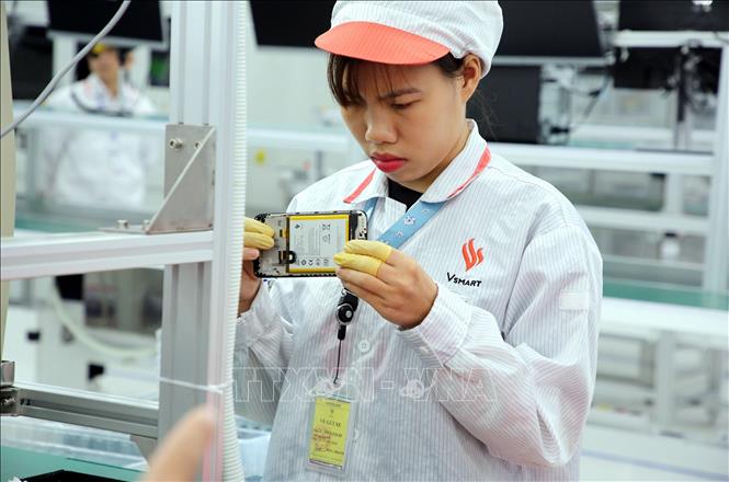 Trong ảnh: Sản xuất điện thoại thông minh tại Nhà máy của VinSmart giai đoạn 1 tại Khu công nghệ cao (CNC) Hòa Lạc (Hà Nội). Ảnh: Anh Tuấn - TTXVN