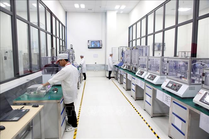 Trong ảnh: Sản xuất điện thoại thông minh tại Nhà máy của VinSmart giai đoạn 1 tại Khu công nghệ cao (CNC) Hòa Lạc (Hà Nội). Ảnh: Anh Tuấn - TTXVN