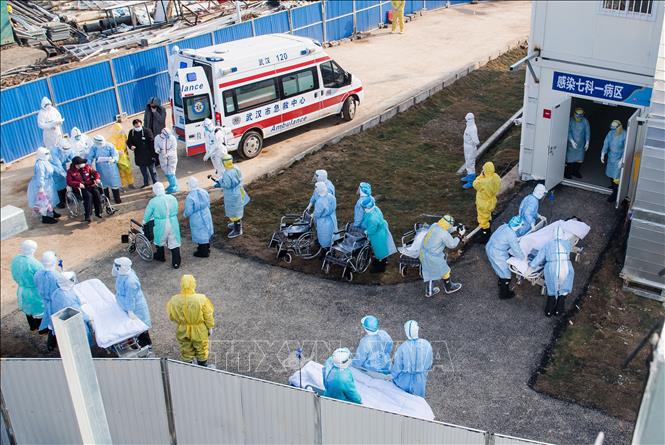 Trong ảnh: Nhân viên y tế hỗ trợ nhóm bệnh nhân nhiễm virus corona chủng mới đầu tiên được cách ly tại bệnh viện Huoshenshan ở Vũ Hán, tỉnh Hồ Bắc, Trung Quốc ngày 4/2/2020. Ảnh: THX/TTXVN