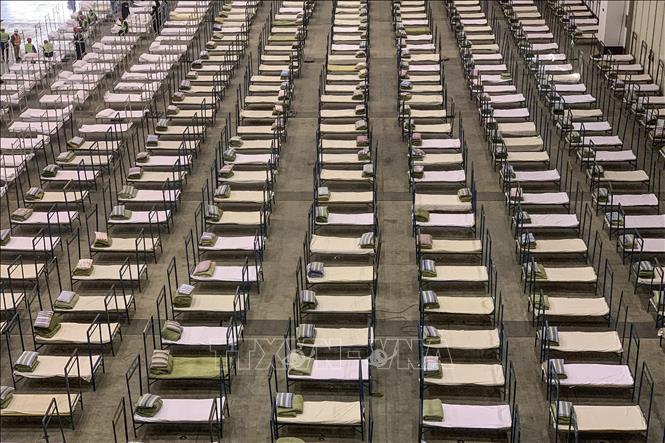 Trong ảnh: Công nhân lắp đặt các giường bệnh chuẩn bị cho bệnh nhân nhiễm virus corona chủng mới tại một trung tâm triển lãm được chuyển đổi thành bệnh viện dã chiến ở Hồ Bắc, Trung Quốc ngày 4/2/2020. Ảnh: AFP/TTXVN