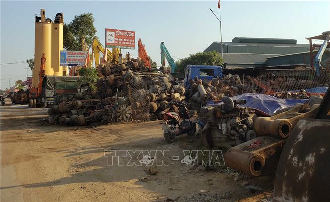 Trong ảnh: Phụ tùng ô tô chất đống tại một cơ sở ở xã Tề Lỗ. Ảnh: Hoàng Hùng - TTXVN