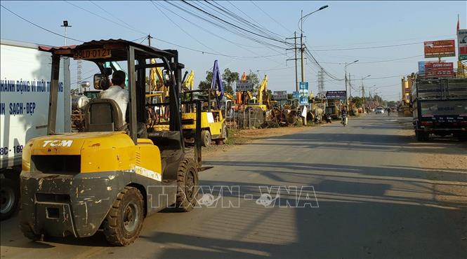 Trong ảnh: Xã Tề Lỗ có hàng trăm bãi phế thải, là nơi tập kết các loại thiết bị, máy công trình, ô tô, xe máy. Ảnh: Hoàng Hùng - TTXVN