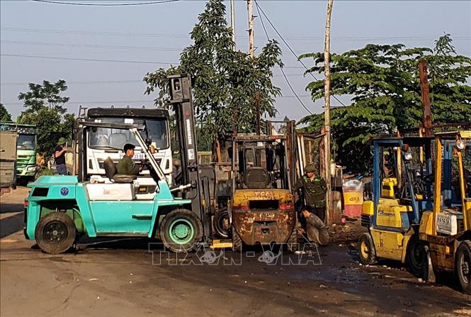 Trong ảnh: Tháo lắp chi tiết phụ tùng xe nâng tại Tề Lỗ. Ảnh: Hoàng Hùng - TTXVN