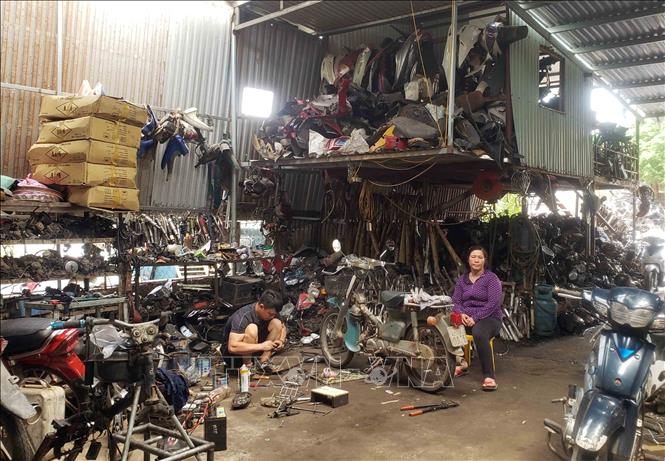 Trong ảnh: Một cửa hàng chuyên mua bán xe máy, phụ tùng xe máy cũ tại Tề Lỗ. Ảnh: Hoàng Hùng - TTXVN