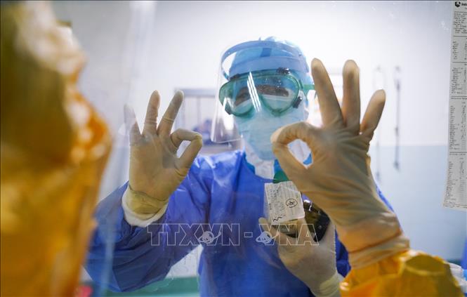 Trong ảnh: Nhân viên y tế tham gia chống dịch viêm đường hô hấp cấp do chủng mới của virus corona tại bệnh viện ở Chương Châu, tỉnh Phúc Kiến, đông nam Trung Quốc, ngày 2/2/2020. Ảnh: THX/ TTXVN