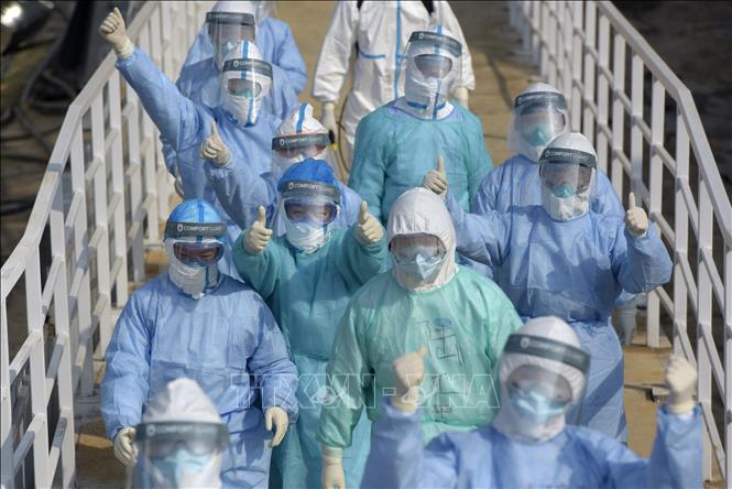 Trong ảnh: Nhân viên y tế tham gia chống dịch viêm đường hô hấp cấp do chủng mới của virus corona tại bệnh viện dã chiến Hỏa Thần Sơn, thành phố Vũ Hán, tỉnh Hồ Bắc, Trung Quốc, ngày 4/2/2020. Ảnh: THX/ TTXVN