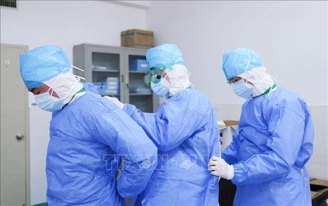 Trong ảnh: Nhân viên y tế tham gia chống dịch viêm đường hô hấp cấp do chủng mới của virus corona tại bệnh viện ở Chương Châu, tỉnh Phúc Kiến, Trung Quốc, ngày 2/2/2020. Ảnh: THX/ TTXVN