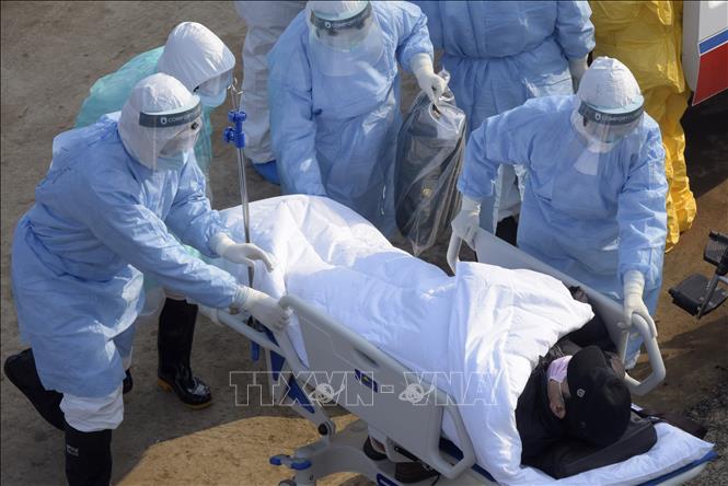 Trong ảnh: Nhân viên y tế chuyển bệnh nhân nhiễm virus corona tới điều trị tại bệnh viện Hỏa Thần Sơn, thành phố Vũ Hán, tỉnh Hồ Bắc, Trung Quốc, ngày 4/2/2020. Ảnh: THX/ TTXVN