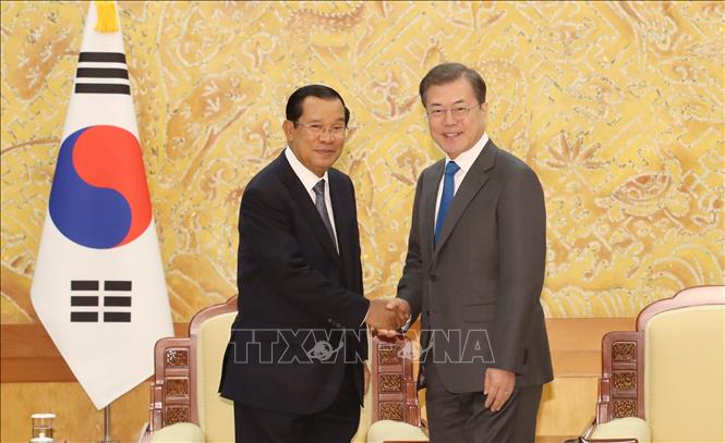 Trong ảnh: Tổng thống Hàn Quốc Moon Jae-in (phải) và Thủ tướng Campuchia Hun Sen (trái) tại cuộc gặp ở Seoul ngày 4/2/2020. Ảnh: Yonhap/TTXVN