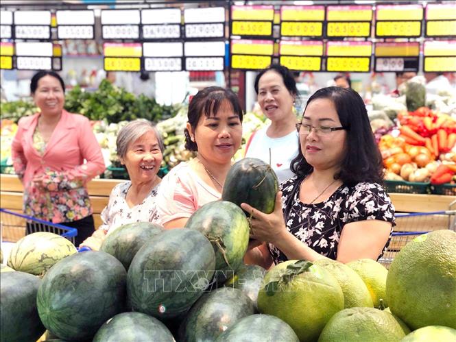 Trong ảnh: Người tiêu dùng hưởng ứng mua dưa hấu hỗ trợ người nông dân. Ảnh: TTXVN phát