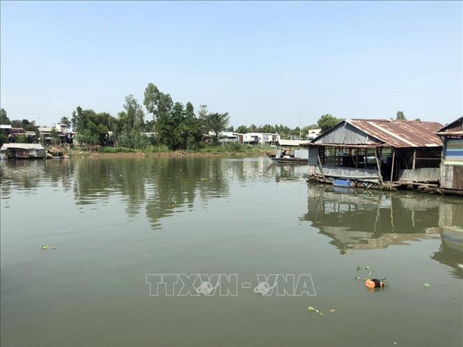 Trong ảnh: Khu vực nuôi cá trong lồng bè trên sông Cái Vừng nơi xảy ra hiện tượng cá chết hoàng loạt. Ảnh: Công Mạo-TTXVN