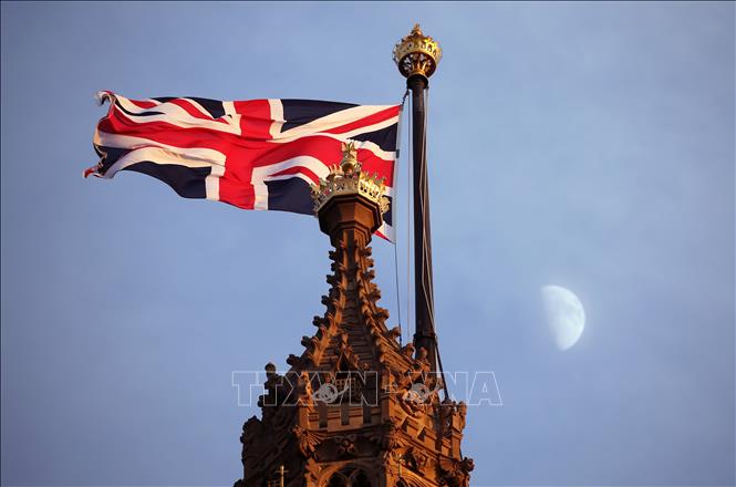 Trong ảnh: Cờ Liên hiệp Vương quốc Anh và Bắc Ireland tung bay trên tháp Victoria của Tòa nhà Quốc hội Anh ở thủ đô London. Ảnh: AFP/TTXVN
