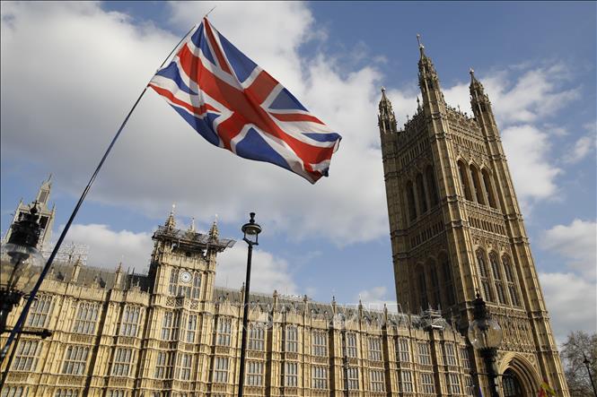 Chính sách treo cờ Liên hiệp Anh: Chính sách treo cờ Liên hiệp Anh đã tạo ra sự kiện nổi tiếng trên khắp thế giới khi nhiều quốc gia đã treo lá cờ nước Anh lên tòa nhà và các khu vực công cộng để biểu tượng cho sự đoàn kết với Anh. Hãy xem hình ảnh liên quan để cảm nhận tinh thần đoàn kết này.