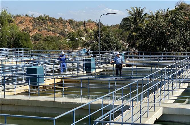 Trong ảnh: Lãnh đạo Công ty Cổ phần cấp nước Ninh Thuận kiểm nguồn nước được đưa về xử lý tại nhà máy cấp nước Tháp Chàm. Ảnh: Công Thử - TTXVN
