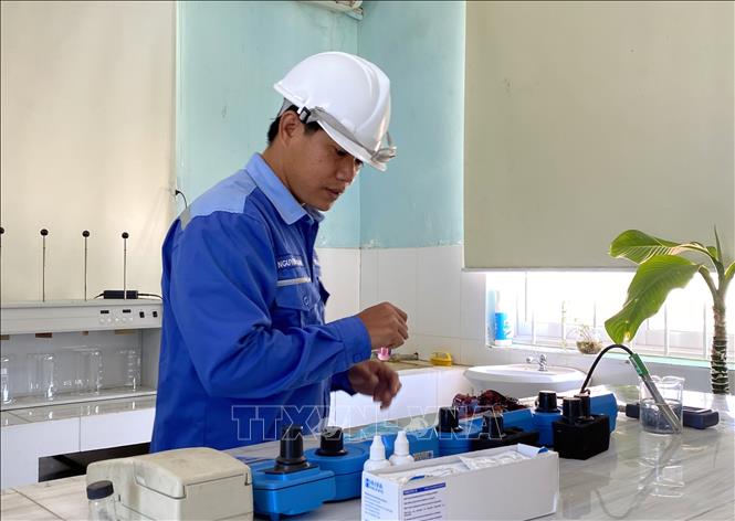 Trong ảnh: Cán bộ phòng hóa nghiệm của nhà máy cấp nước Tháp Chàm (Ninh Thuận) kiểm tra chất lượng nước sau khi được xử lý. Ảnh: Công Thử - TTXVN