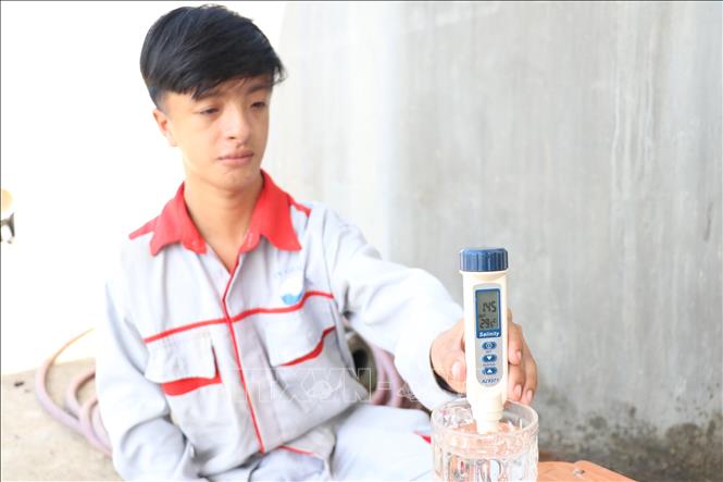 Trong ảnh: Hồ nước ngọt nhân tạo lớn nhất miền Tây đang bị nhiễm mặn. Ảnh: Huỳnh Phúc Hậu - TTXVN